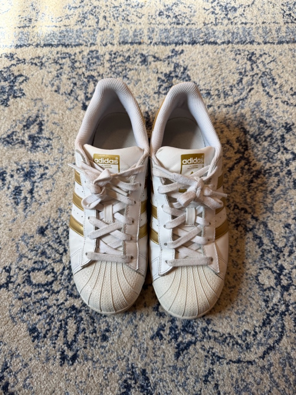 adidas Women's Superstar Sneakers in White and Gold Size 7.5 - Picture 2 of 6
